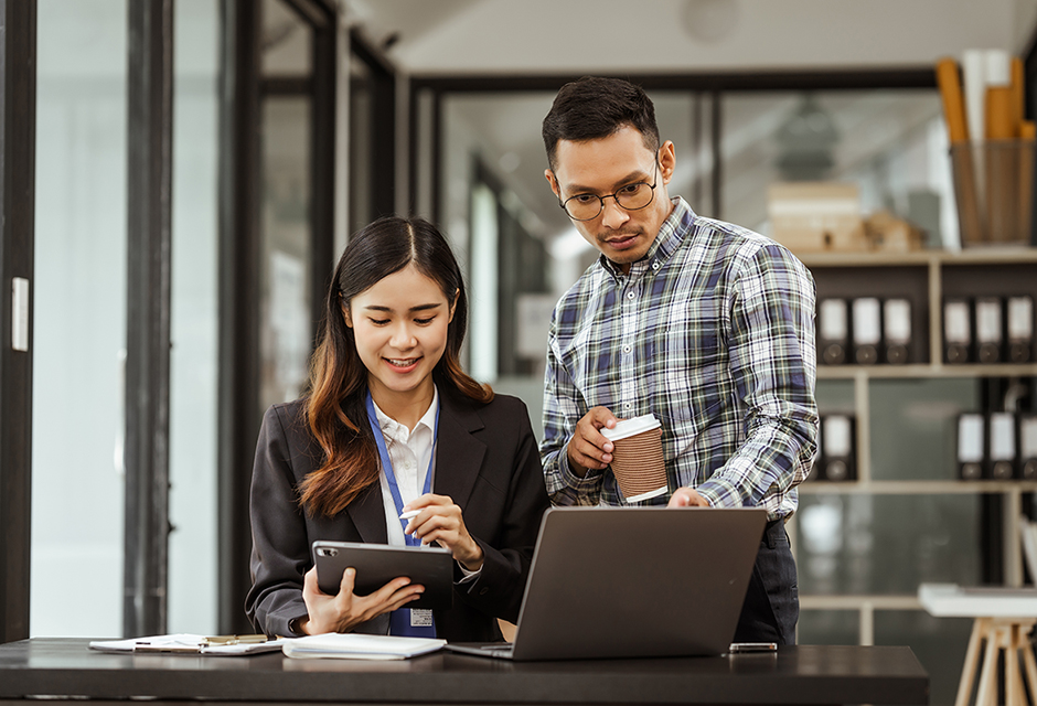 Tax professional reviewing IRS Notice CP320B and Form 907 to preserve employee retention credit refund claim rights