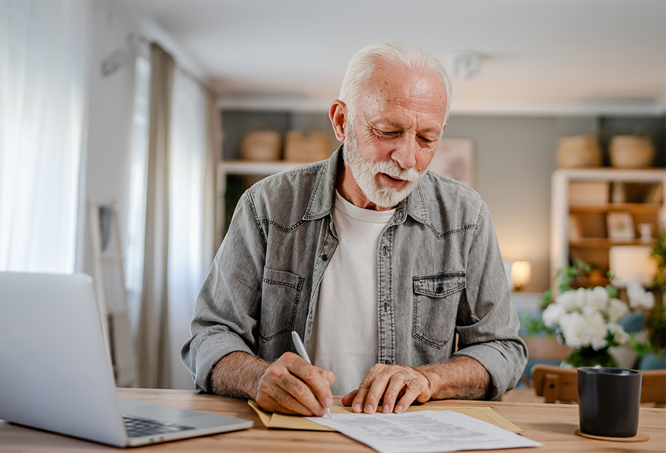 Tax professional reviewing lump sum Social Security election rules for delayed benefit payments and prior-year benefits
