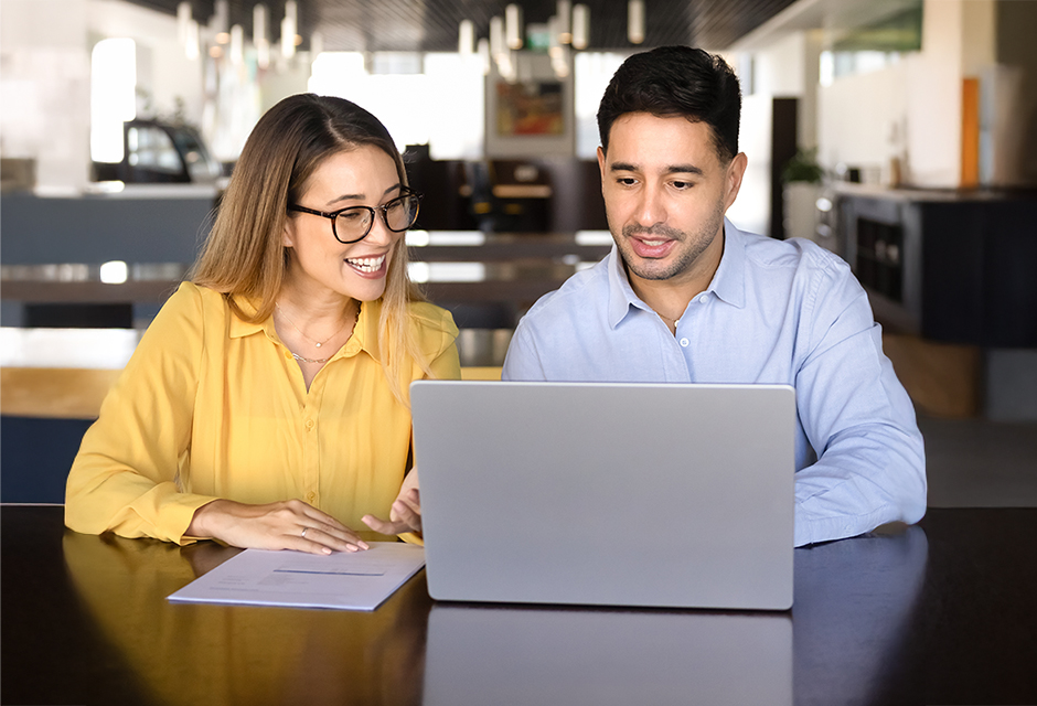 Flowchart helping taxpayers decide whether to file taxes themselves or work with a tax professional during tax season 2026, with checklist considerations