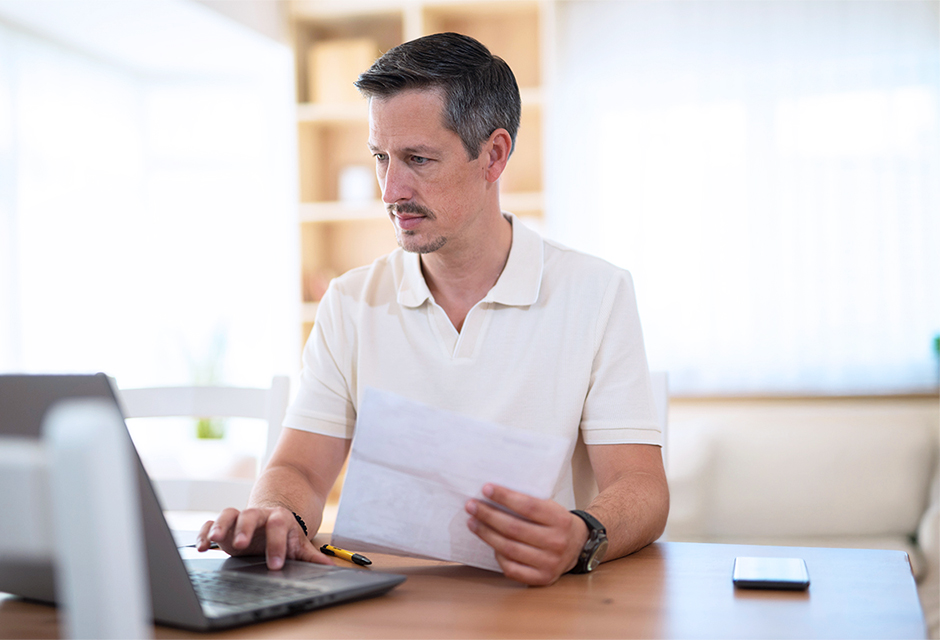 Tax professional reviewing 2025 Form 1040 residency checkbox and earned income tax credit eligibility requirements